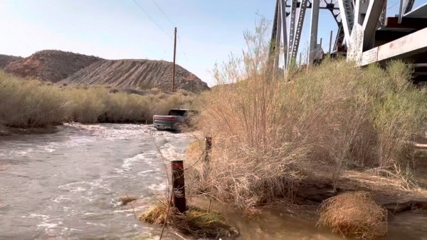 Электрический пикап Rivian испытали водой и пустыней Мохаве Электрический пикап Rivian испытали водой и пустыней Мохаве