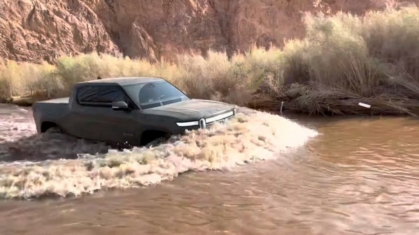 Электрический пикап Rivian испытали водой и пустыней Мохаве Электрический пикап Rivian испытали водой и пустыней Мохаве