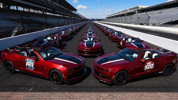 Chevy демонстрирует парк кабриолетов Camaro для гонок Indy 500 2022 года
