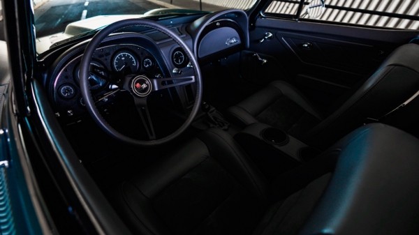 Классический Corvette C2 скрестили с современным спорткаром поколения C7 Классический Corvette C2 скрестили с современным спорткаром поколения C7