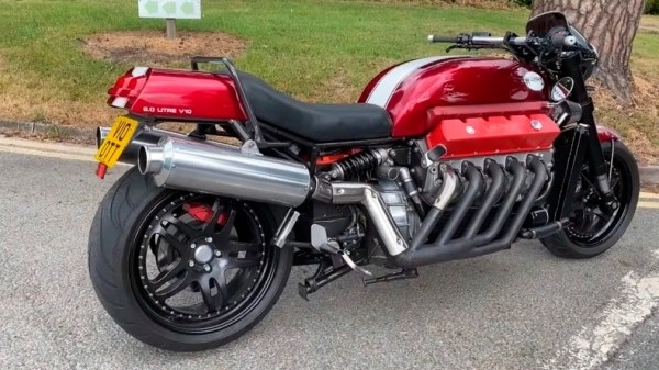 В Сети показали самодельный мотоцикл с двигателем V10 от Dodge Viper