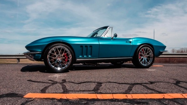 Классический Corvette C2 скрестили с современным спорткаром поколения C7 Классический Corvette C2 скрестили с современным спорткаром поколения C7