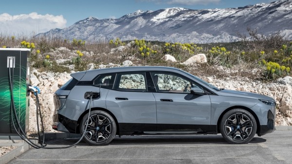 В компании BMW уверены, что лидерству Tesla среди электромобилей пришёл конец