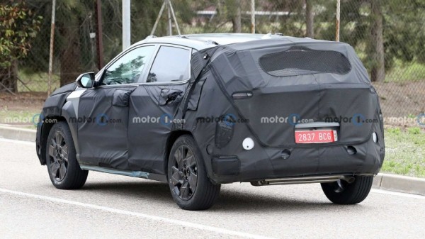 Компания Hyundai тестирует кроссовер Kona 2023 модельного года 