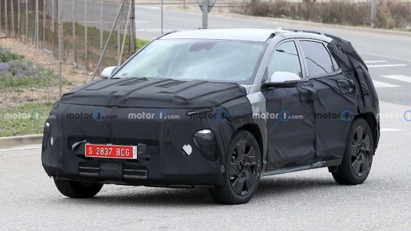 Компания Hyundai тестирует кроссовер Kona 2023 модельного года 