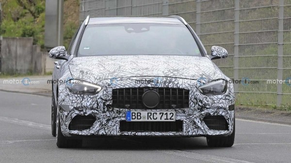 На тестах запечатлен прототип "заряженного" универсала Mercedes-AMG C63 2023 года На тестах запечатлен прототип "заряженного" универсала Mercedes-AMG C63 2023 года