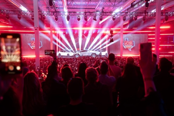 Tesla на открытии завода в Техасе продемонстрировала пикап Cybertruck и роботакси на Cyber Rodeo