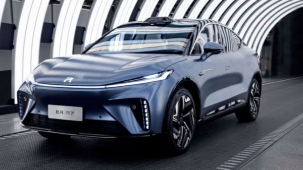 В Китае готовятся к выпуску 544-сильного электрического кроссовера со сменными батареями В Китае готовятся к выпуску 544-сильного электрического кроссовера со сменными батареями