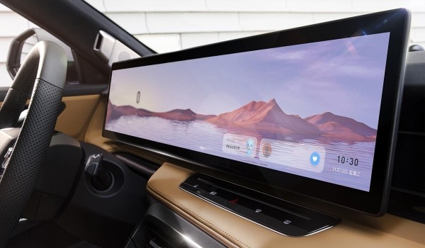 Новый кроссовер Roewe RX5 предложил единый сдвижной экран Новый кроссовер Roewe RX5 предложил единый сдвижной экран