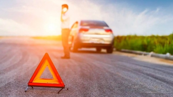 Опрос показал, что большинство водителей в России хотя бы раз оказывали помощь другим автомобилистам