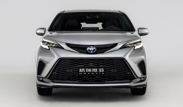 Минивэн Toyota Granvia: уже вторая модель под этим названием