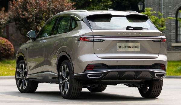 Новый кроссовер Roewe RX5 предложил единый сдвижной экран Новый кроссовер Roewe RX5 предложил единый сдвижной экран