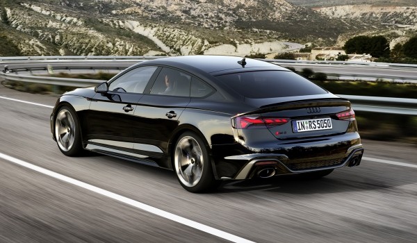 Audi RS 4 и RS 5 стали еще спортивнее с пакетами Competition