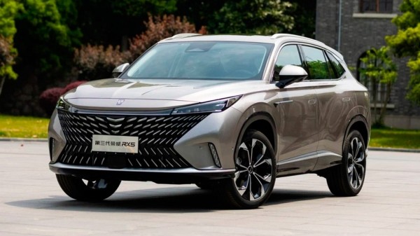 Новый кроссовер Roewe RX5 обзавелся широким дисплеем, который можно двигать Новый кроссовер Roewe RX5 обзавелся широким дисплеем, который можно двигать