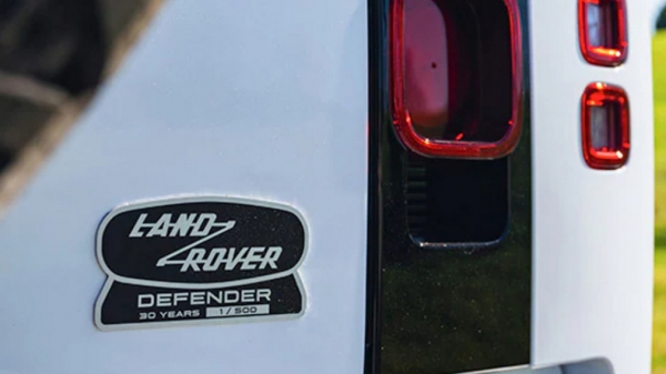 Компания Land Rover представила юбилейную версию внедорожника Defender Компания Land Rover представила юбилейную версию внедорожника Defender