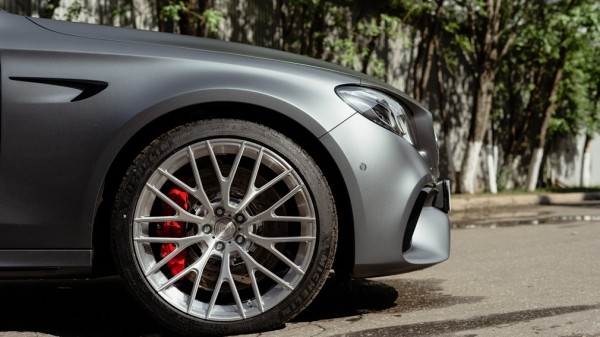 Преимущества и недостатки колесных дисков разных видов: кованых, литых, штампованных Преимущества и недостатки колесных дисков разных видов: кованых, литых, штампованных