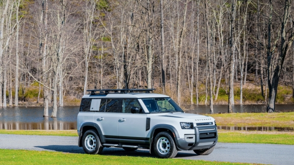 Компания Land Rover представила юбилейную версию внедорожника Defender Компания Land Rover представила юбилейную версию внедорожника Defender