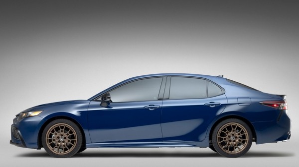 Компания Toyota представила седан Toyota Camry 2023 модельного года в спецверсии Nightshade для рынка США
