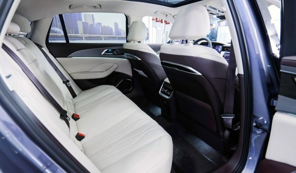 Седан Hongqi H5 второго поколения дебютировал в трех версиях