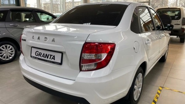 Упрощенная LADA Granta получит две комплектации в 2022 году Упрощенная LADA Granta получит две комплектации в 2022 году
