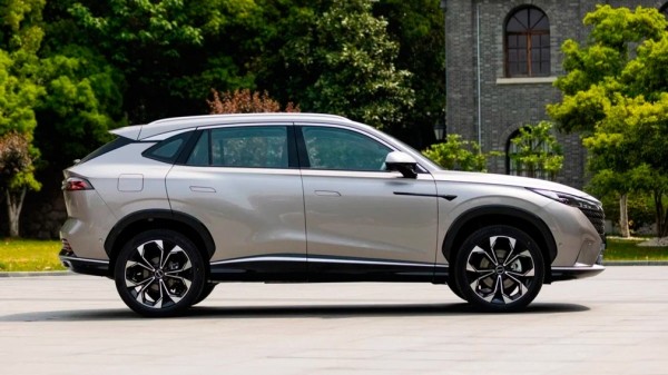 Новый кроссовер Roewe RX5 обзавелся широким дисплеем, который можно двигать Новый кроссовер Roewe RX5 обзавелся широким дисплеем, который можно двигать