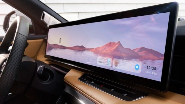 Новый кроссовер Roewe RX5 обзавелся широким дисплеем, который можно двигать Новый кроссовер Roewe RX5 обзавелся широким дисплеем, который можно двигать