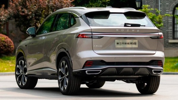 Новый кроссовер Roewe RX5 обзавелся широким дисплеем, который можно двигать Новый кроссовер Roewe RX5 обзавелся широким дисплеем, который можно двигать