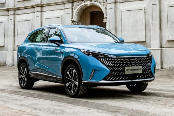 Новый кроссовер Roewe RX5 предложил единый сдвижной экран Новый кроссовер Roewe RX5 предложил единый сдвижной экран