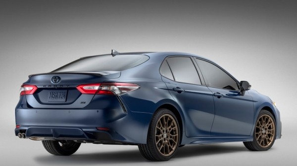 Компания Toyota представила седан Toyota Camry 2023 модельного года в спецверсии Nightshade для рынка США