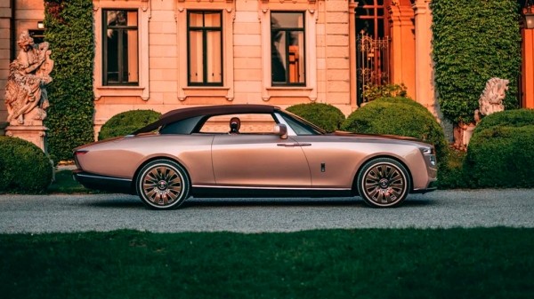 Компания Rolls-Royce представила второй экземпляр сверхдорогой модели Boat Tail
