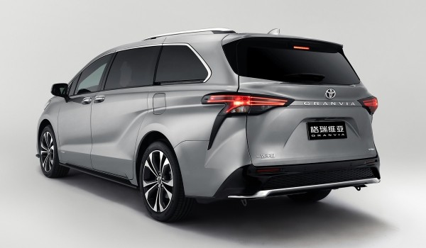 Минивэн Toyota Granvia: уже вторая модель под этим названием
