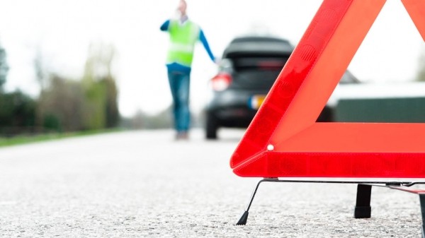 Опрос показал, что большинство водителей в России хотя бы раз оказывали помощь другим автомобилистам