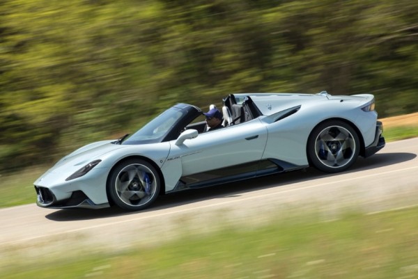 Представлен родстер Maserati MC20 Cielo со стеклянной крышей Представлен родстер Maserati MC20 Cielo со стеклянной крышей