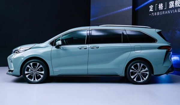 Минивэн Toyota Granvia: уже вторая модель под этим названием