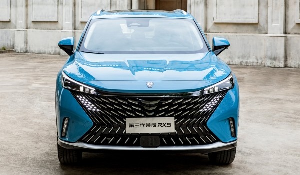 Новый кроссовер Roewe RX5 предложил единый сдвижной экран Новый кроссовер Roewe RX5 предложил единый сдвижной экран