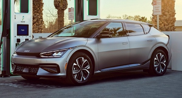 Ioniq 5 чуть не врезался в винтажный Holden Monaro, пытаясь самостоятельно припарковаться