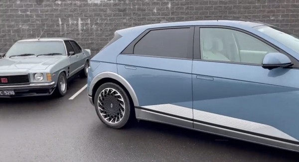 Ioniq 5 чуть не врезался в винтажный Holden Monaro, пытаясь самостоятельно припарковаться