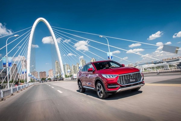 Китайский BYD фиксирует ажиотажный спрос, несмотря на отказ от авто с ДВС 