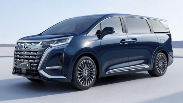 Китайский BYD фиксирует ажиотажный спрос, несмотря на отказ от авто с ДВС 