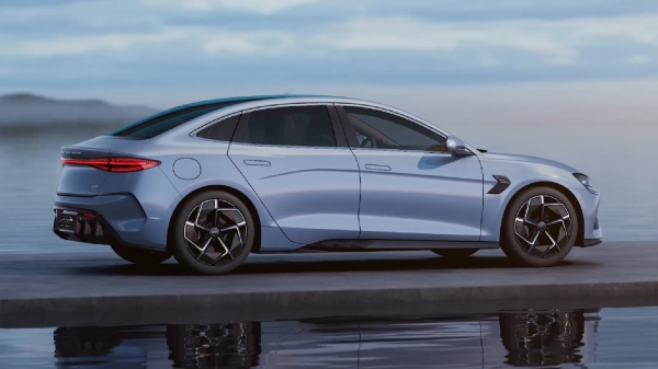 Китайский BYD фиксирует ажиотажный спрос, несмотря на отказ от авто с ДВС 