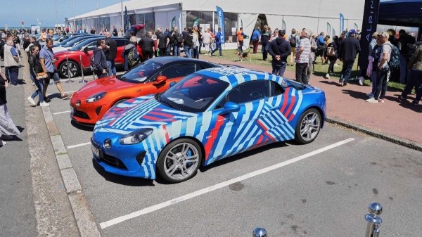 Компания Alpine представила юбилейную версию суперкара A110 GT Компания Alpine представила юбилейную версию суперкара A110 GT