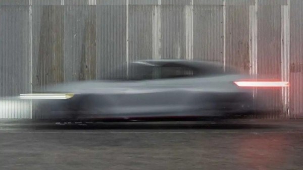 Компания BMW показала "заряженный" M4 CSL 2023 на новом тизере