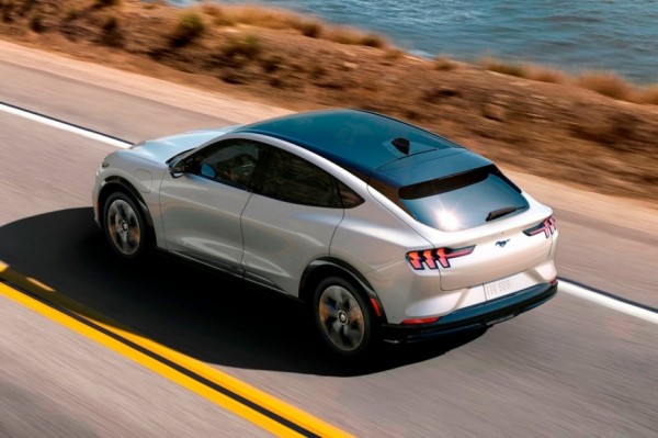 Компания Ford откроет прием заказов на электрический Mustang Mach-E 2023 модельного года