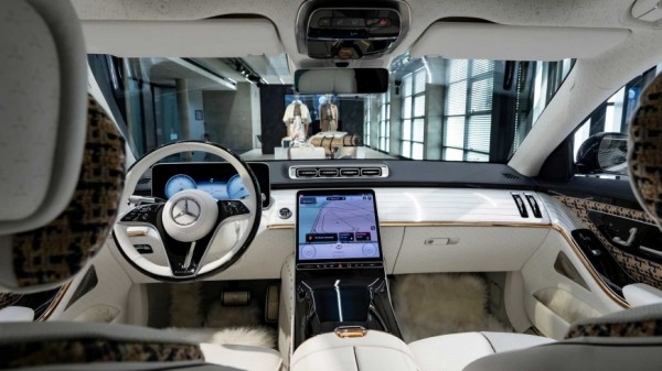 Компания Mercedes-Benz представила концепт Maybach Haute Voiture Компания Mercedes-Benz представила концепт Maybach Haute Voiture