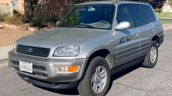 На продажу выставили редкий электрический кроссовер Toyota RAV4 2002 года выпуска