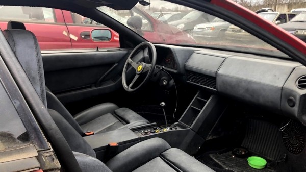 На штрафстоянке в Подмосковье заметили коллекционный спорткар Ferrari Testarossa