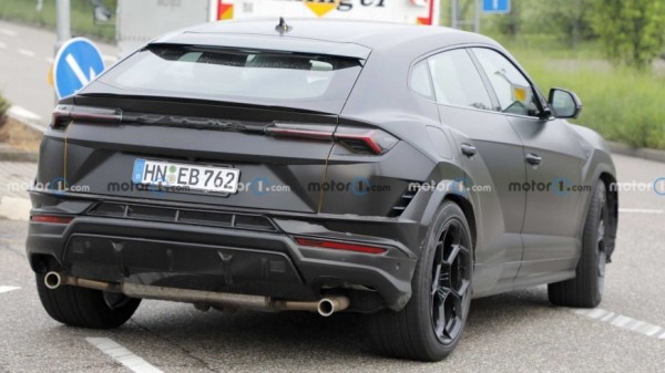 На тестах замечен прототип мощного кроссовера Lamborghini Urus Evo На тестах замечен прототип мощного кроссовера Lamborghini Urus Evo