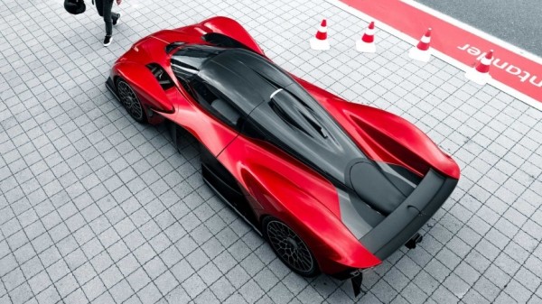 Посмотрите, как красный Aston Martin Valkyrie несется по гоночной трассе