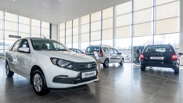 При дефиците машин дилеры LADA в РФ зарабатывают за счёт наценок и подержанных автомобилей При дефиците машин дилеры LADA в РФ зарабатывают за счёт наценок и подержанных автомобилей