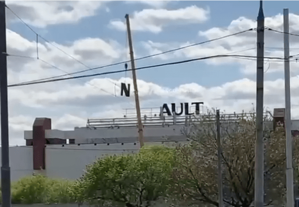 С бывшего завода Renault в Москве убрали вывеску С бывшего завода Renault в Москве убрали вывеску